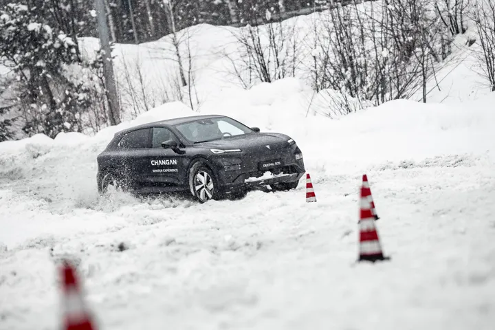 Changan Winter Experience S05 drifta sulla neve in una giornata di test