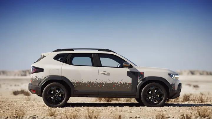 Dacia Duster Spirit of Sand nel deserto che percorre una strada sterrata in vista laterale