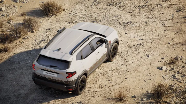 Dacia Duster Spirit of Sand nel deserto che percorre una strada sterrata dall'alto