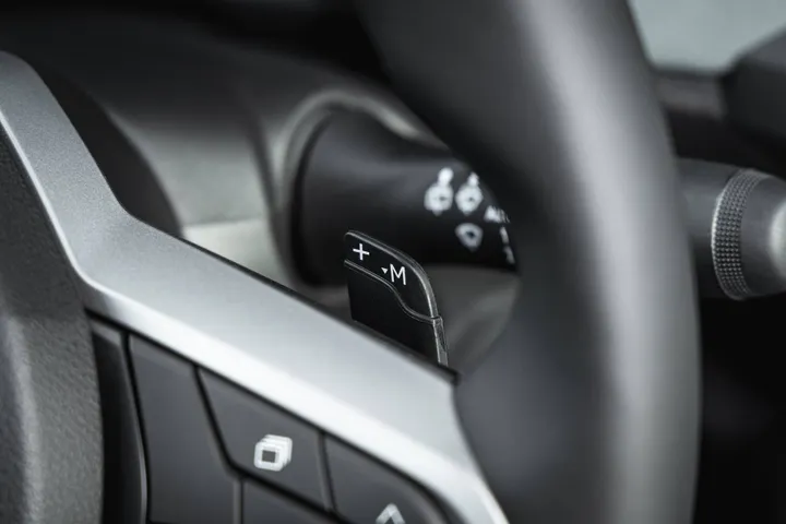 Il dettaglio del paddle al volante della Dacia Sandero 2026 per gestire il cambio automatico EDC a 6 marce doppia frizione