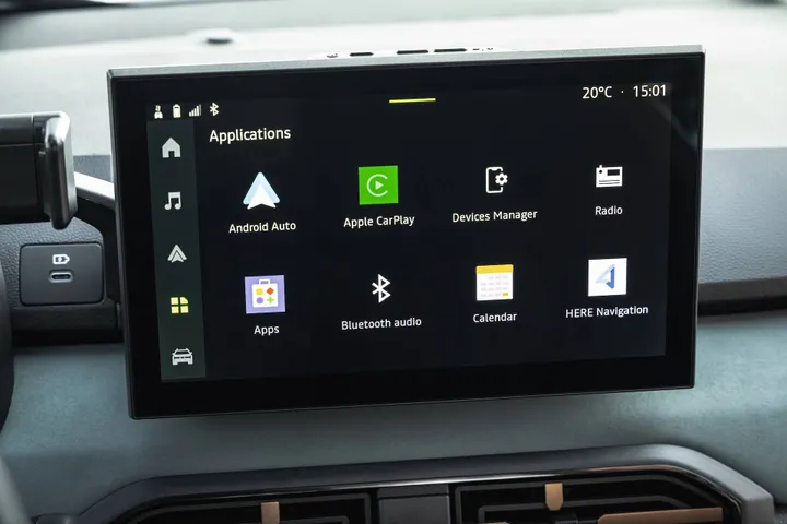 Il dettaglio del sistema di infotainment della Dacia Sandero Stepway 2026, con schermo da 10,1 pollici e sistema su base Android