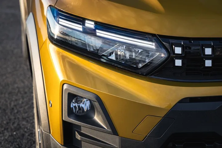 Il dettaglio del faro anteriore a LED della Dacia Sandero 2026 in versione Stepway con verniciatura Giallo Ambra metallizzato