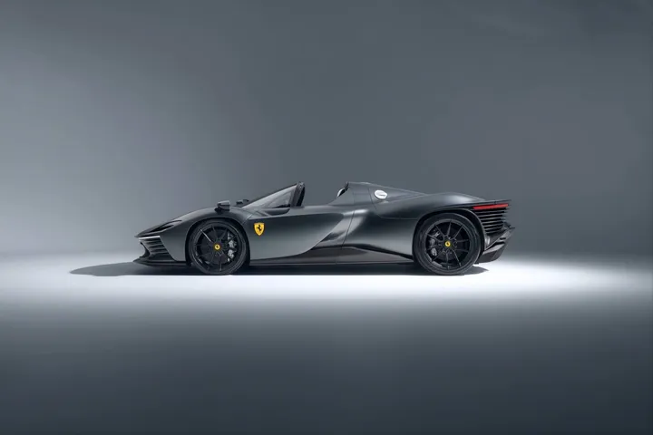 La Ferrari Daytona SP3 preparata da Novitec di colore grigio in posizione laterale