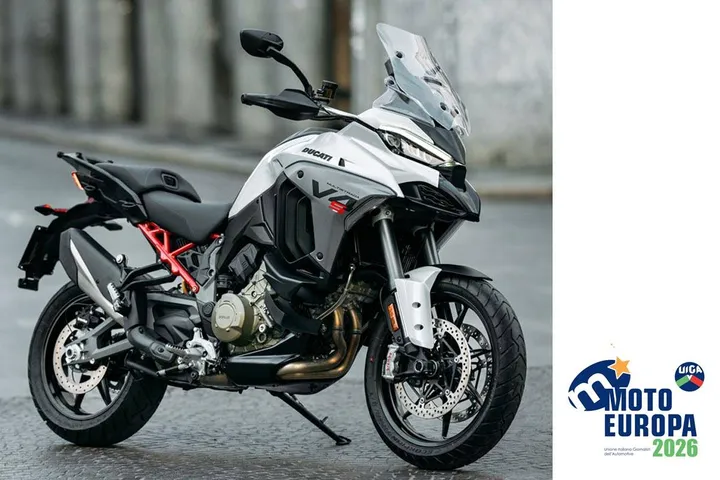 Moto di marca Ducati Multistrada in posizione frontale laterale
