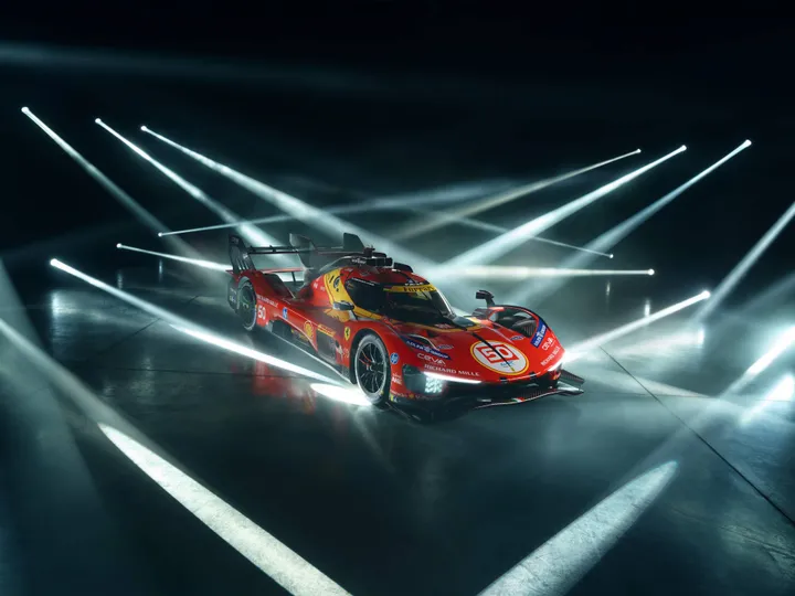 FERRARI_499P_2026 al buio illuminato da faretti e vettura frontale rossa