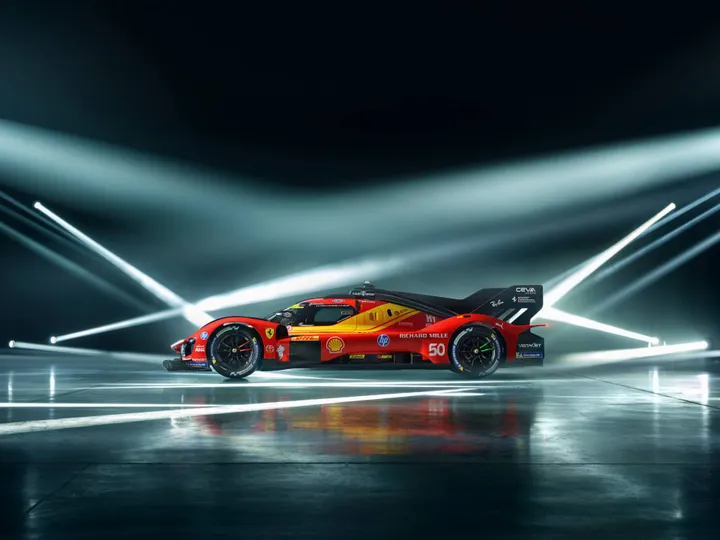 FERRARI_499P_2026 in posizione laterale