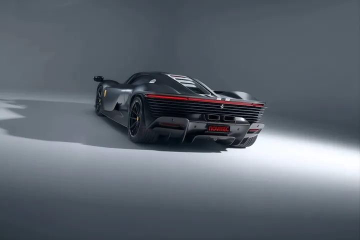 La Ferrari Daytona SP3 preparata da Novitec di colore grigio in posizione posteriore dove si vedono le luci accese