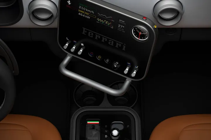 lo schermo interno della ferrari luce la nuova elettrica, in basso si vede anche il cambio