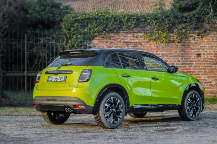 FIAT 600 Sport statica al posteriore di colore giallo