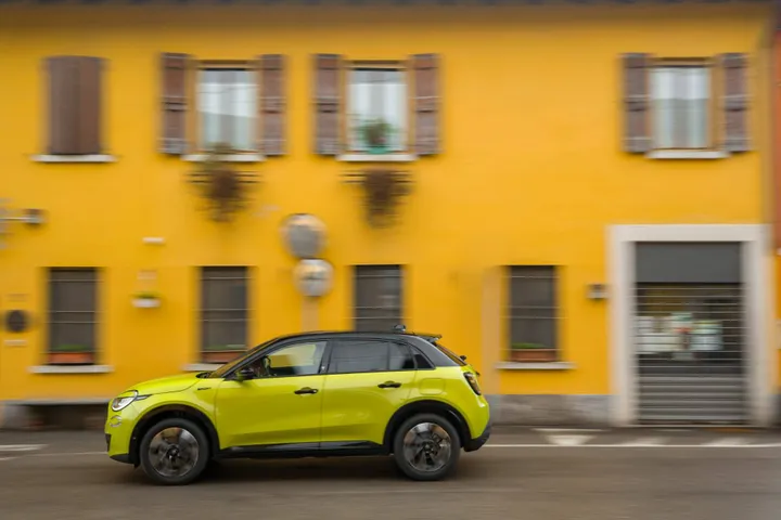 FIAT 600 Sport gialla nella vista laterale in movimento