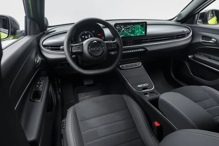 FIAT 600 Sport complessiva degli interni volante, sedili e sistema di infotainment