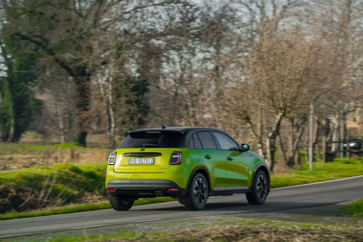 FIAT 600 Sport ripresa al posteriore su strada