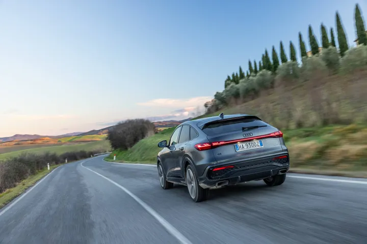 una foto dinamica dell'Audi Q5 Sportback e-Hybrid su una strada provinciale