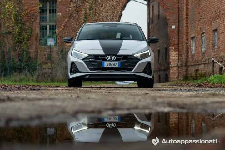 La Hyundai i20 N Line carbon vista da davanti1