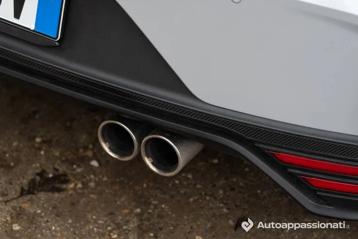 Il doppio terminale di scarico della Hyundai i20 N Line carbon