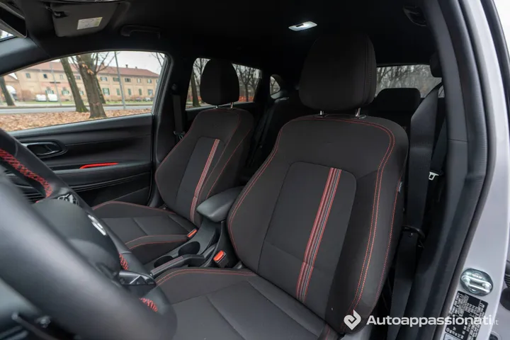 I sedili dal taglio sportivo della Hyundai i20 N Line Carbon