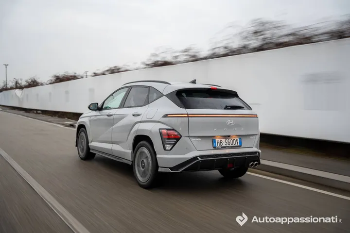 Hyundai Kona Hybrid in ripresa dinamica dal posteriore