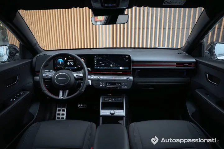 Hyundai Kona Hybrid interni completi con volante e strumentazione, plancia e una parte dei sedili