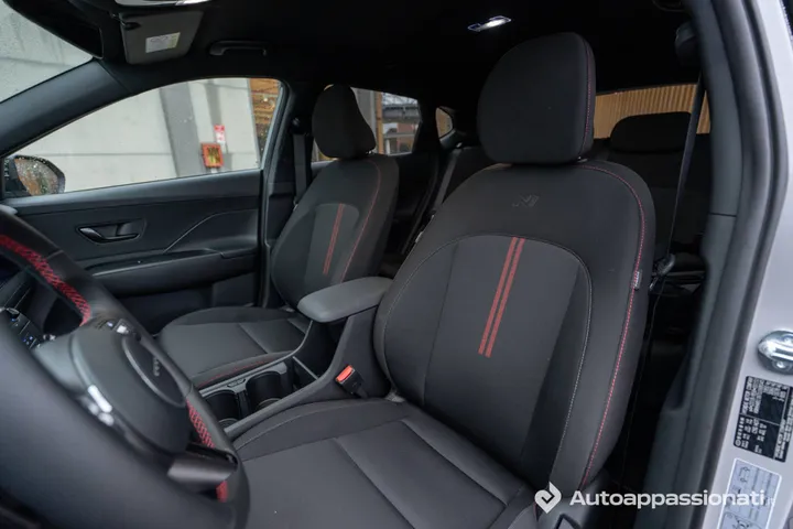 Hyundai Kona Hybrid con i due sedili anteriori neri con striscia rossa