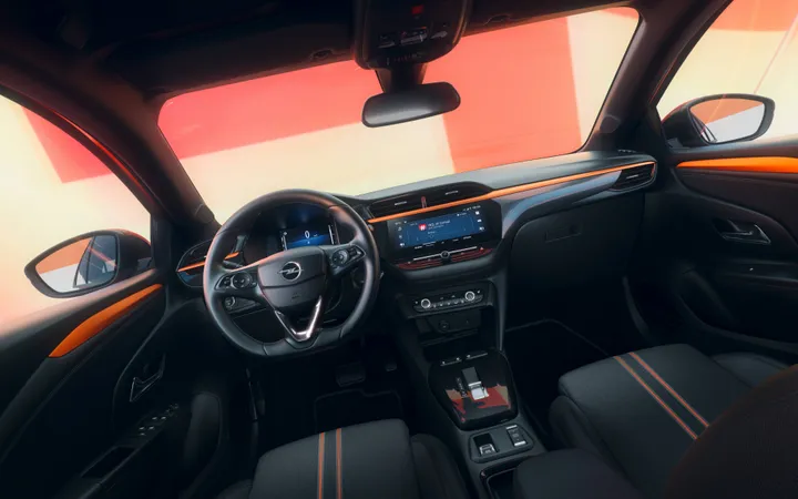 Opel Corsa YES visuale del cruscotto con volante multifunzione, strumentazione digitale e schermo infotainment