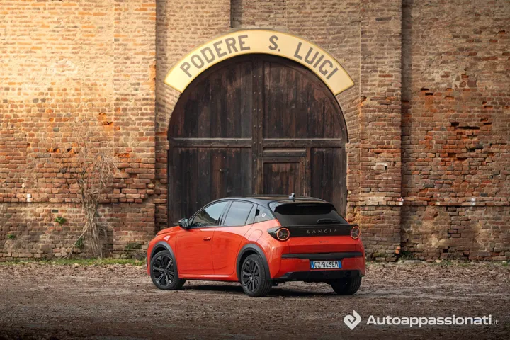 Lancia Ypsilon HF Line ibrida di colore arancione inquadrata al posteriore