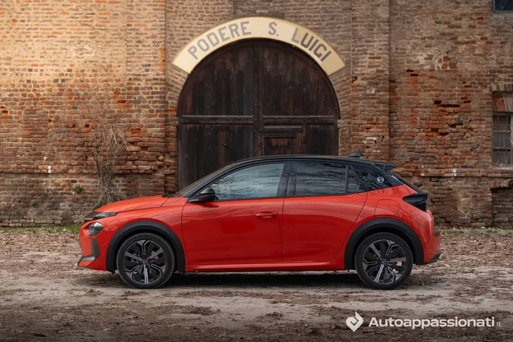 Lancia Ypsilon HF Line ibrida di colore arancione nella vista laterale