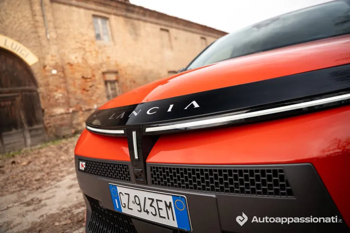 Lancia-Ypsilon-HF-Line dettaglio del muso con il calice luminoso e la scritta lancia