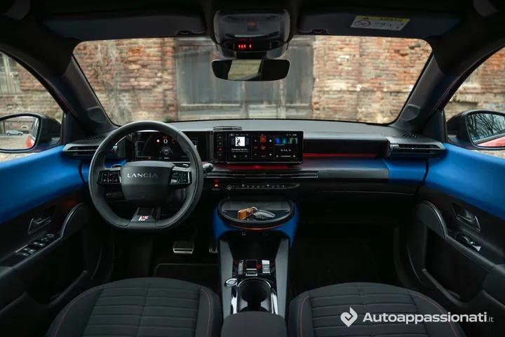 Interni complessivi della Lancia Ypsilon HF Line ibrida di colore arancione