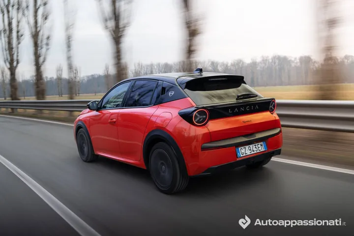 Lancia-Ypsilon-HF-Line di colore arancione in dinamica su una strada posteriore