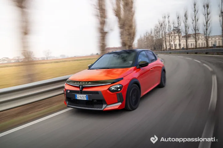 Dinamica anteriore della Lancia Ypsilon HF Line ibrida di colore arancione