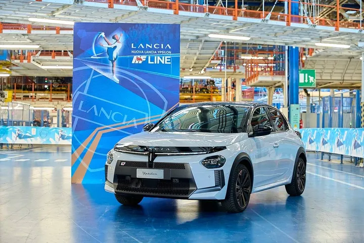 Lancia Ypsilon HF Line bianca all'interno dello stabilimento di Melfi