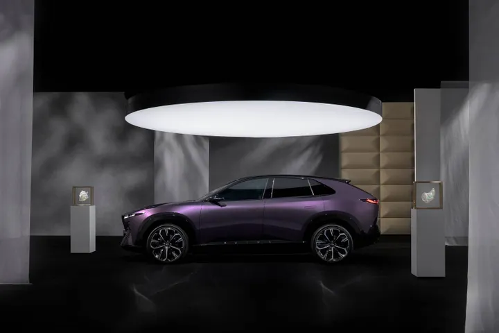 La Mazda CX-6e nightfall violet-black in vista laterale