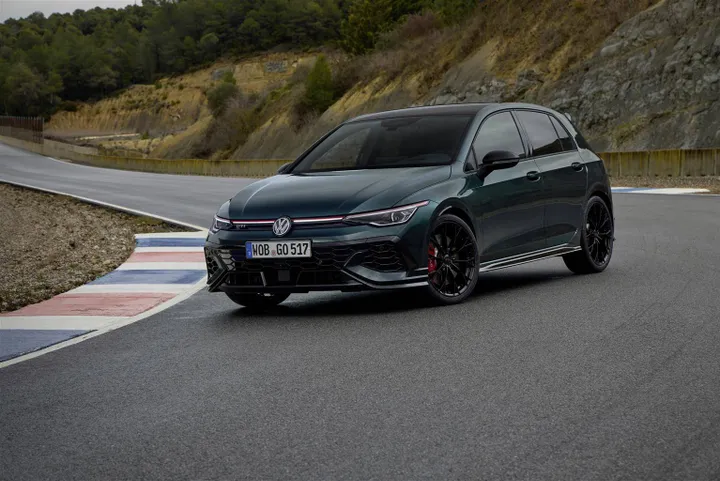 Volkswagen Golf GTI 50, di colore verde in pista