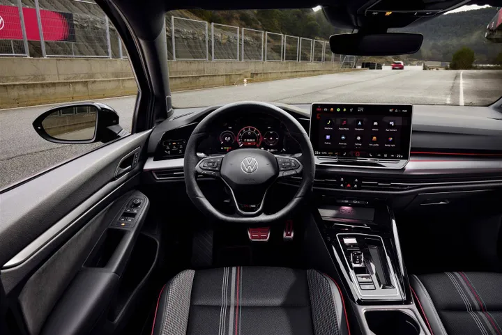 Interni della Volkswagen Golf GTI 50, di colore verde in pista