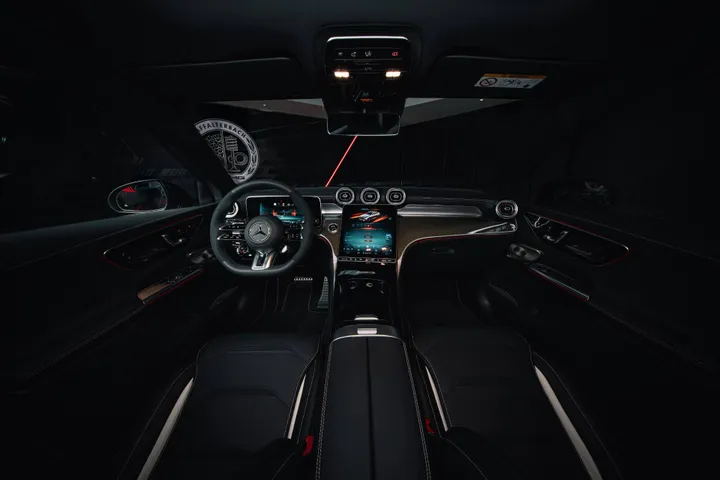 mercedes glc coupe 53 amg gli interni tra volante sedili e strumentazione