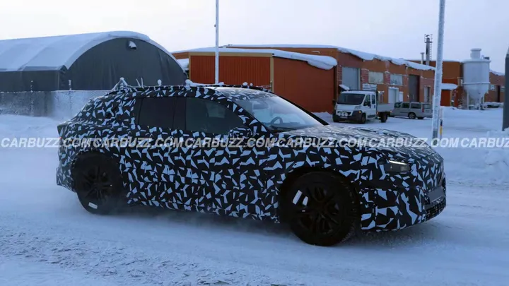 La foto spia ritrae il nuovo Suv elettrico di Mercedes AMG coperto e fotografato di lato in un contesto di test sulla neve