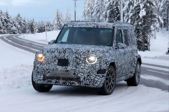 Mercedes Classe G baby in versione camuffata anteriore che va sulla neve