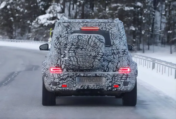 Mercedes Classe G baby in versione camuffata posteriore che va sulla neve