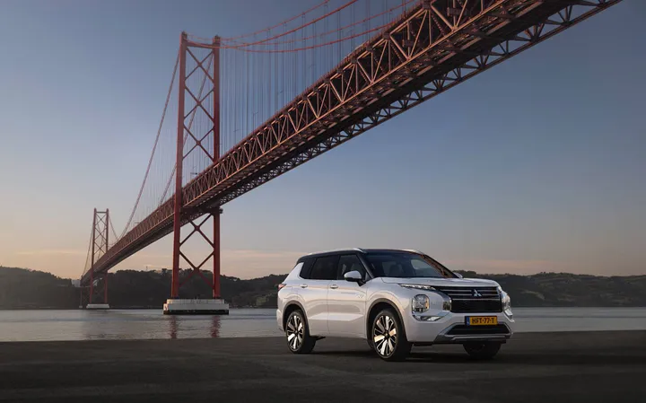 mitsubishi outlander 2026 white diamond