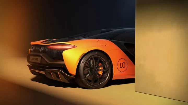 mclaren artura championiship 10 di posteriore in colore arancione, si vede solo metà macchina