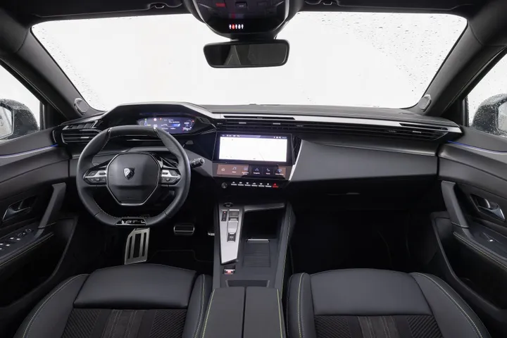 Gli interni della Peugeot 308 2026 in versione GT e con motore 1.6 Hybrid con cambio automatico