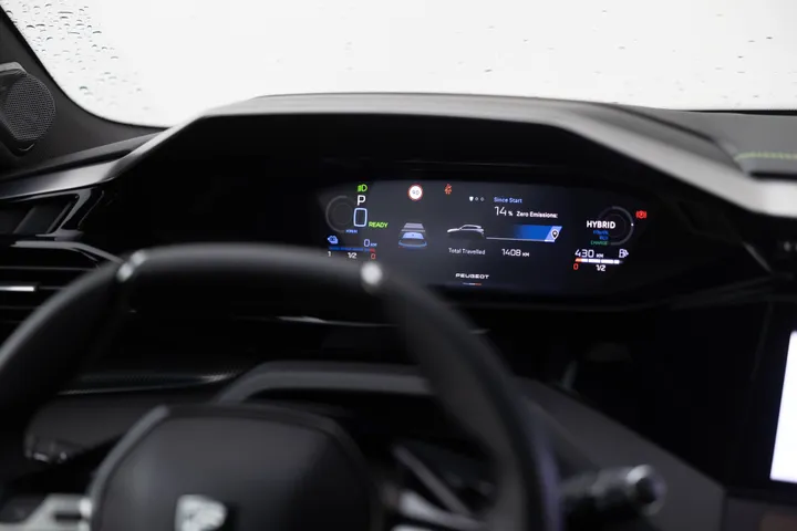 Il cockpit della Peugeot 308 2026 Plug-In, chiamato anche i-Cockpit, con in primo piano il volante