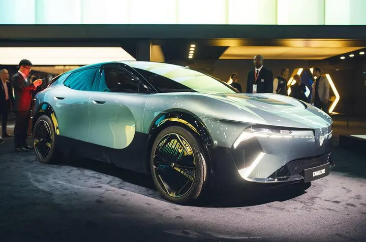 Nell'immagine si vede il concept della Renault Embleme esposta all'interno di un salone