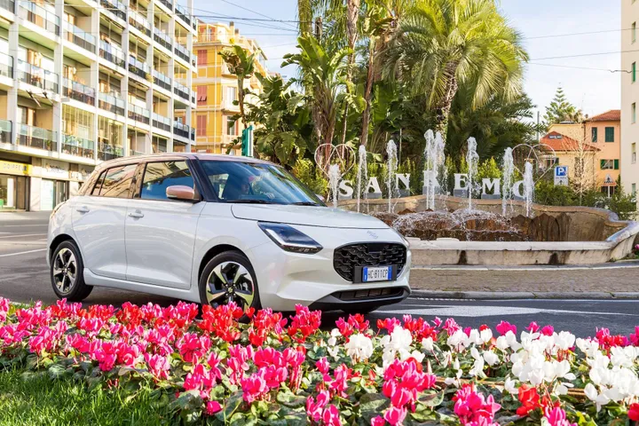Suzuki Swift Sakura copertina fiori Sanremo