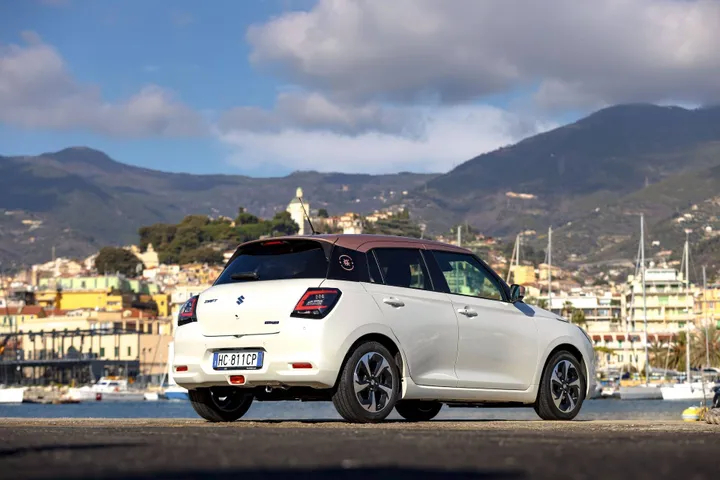 Suzuki Swift Sakura posteriore statiche