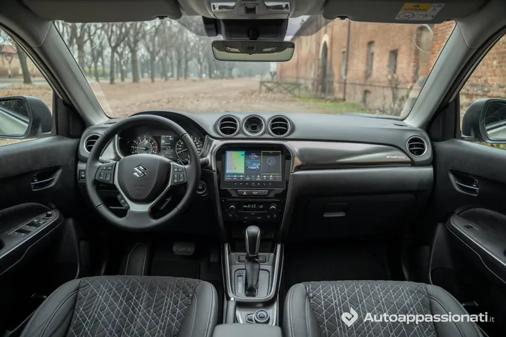 Gli interni della Suzuki Vitara Hybrid AllGrip 2026, fotografata in un ambiente di campagna