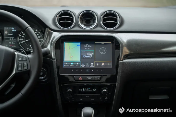 Dettaglio del sistema di infotainment da 9 pollici della Suzuki Vitara Hybrid 2026