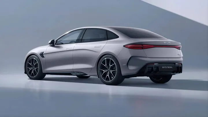 La BYD Seal 2026 di colore grigio in posizione laterale posteriore