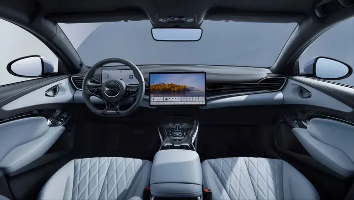 La BYD Seal 2026 di colore grigio gli interni sedili, infotainment e volante