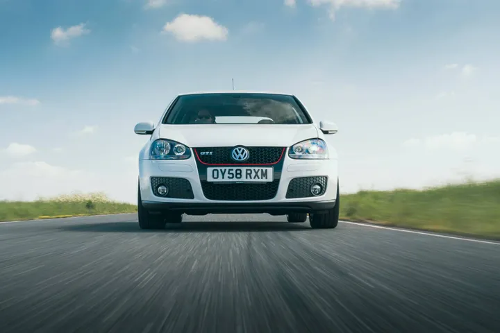 Volkswagen Golf GTI quinta serie di colore bianco